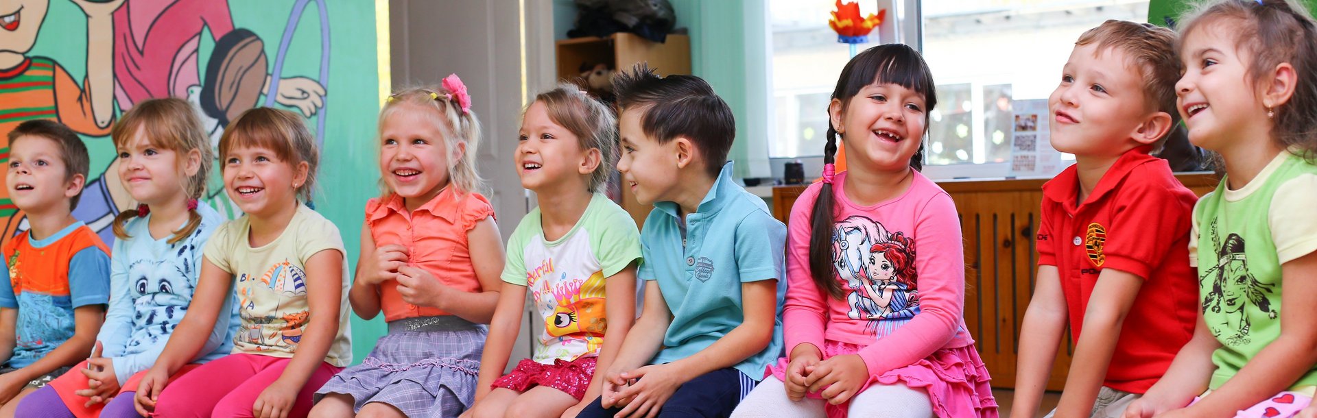 Vormerkung Kinderbetreuung - sitzende Kinder