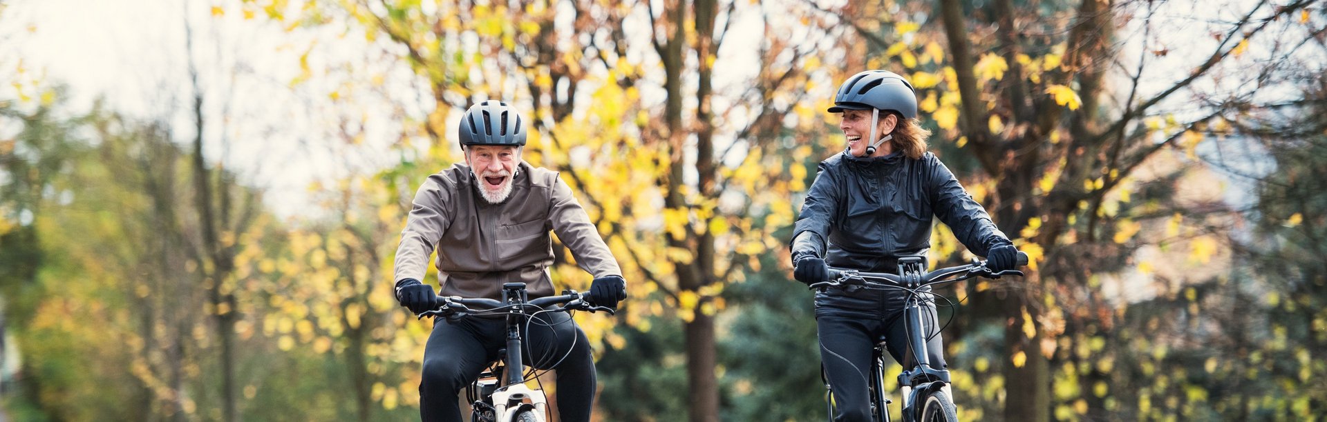 Radfahrer am Radweg in herbstlicher Kulisse